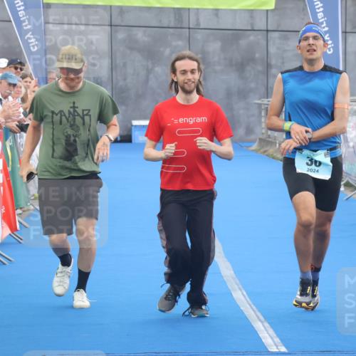 11.08.2024 - GEWOBA Citytriathlon Bremen Lena Gebhardt http://msf.ph/oto/6786505 11.08.2024 11:05:56 Ziel 30 meine-sportfotos.de