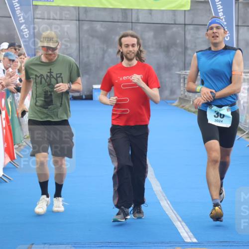 11.08.2024 - GEWOBA Citytriathlon Bremen Lena Gebhardt http://msf.ph/oto/6786508 11.08.2024 11:05:56 Ziel 30 meine-sportfotos.de