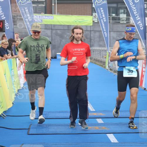 11.08.2024 - GEWOBA Citytriathlon Bremen Lena Gebhardt http://msf.ph/oto/6786523 11.08.2024 11:05:57 Ziel 30 meine-sportfotos.de