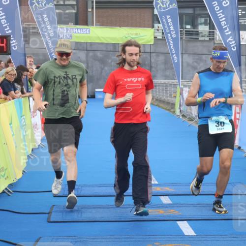 11.08.2024 - GEWOBA Citytriathlon Bremen Lena Gebhardt http://msf.ph/oto/6786524 11.08.2024 11:05:58 Ziel 30 meine-sportfotos.de