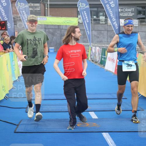 11.08.2024 - GEWOBA Citytriathlon Bremen Lena Gebhardt http://msf.ph/oto/6786536 11.08.2024 11:05:58 Ziel 30 meine-sportfotos.de