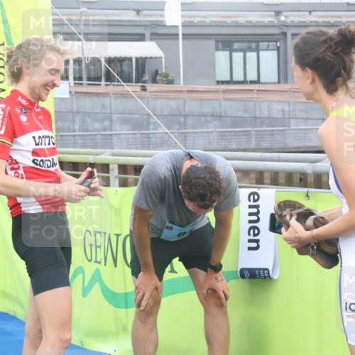 11.08.2024 - GEWOBA Citytriathlon Bremen Lena Gebhardt http://msf.ph/oto/6786636 11.08.2024 11:09:19 Ziel  meine-sportfotos.de