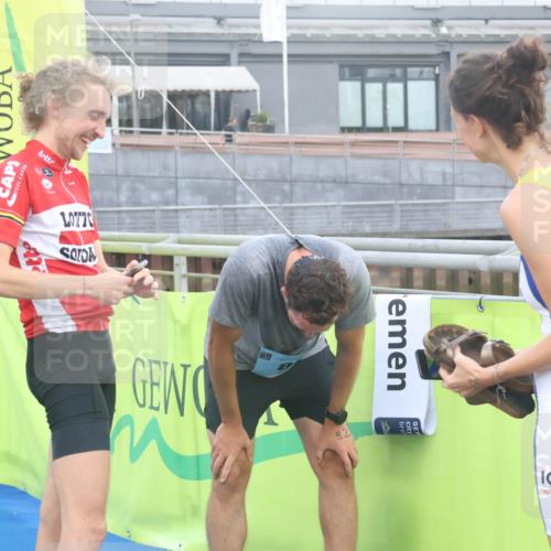 11.08.2024 - GEWOBA Citytriathlon Bremen Lena Gebhardt http://msf.ph/oto/6786637 11.08.2024 11:09:19 Ziel  meine-sportfotos.de