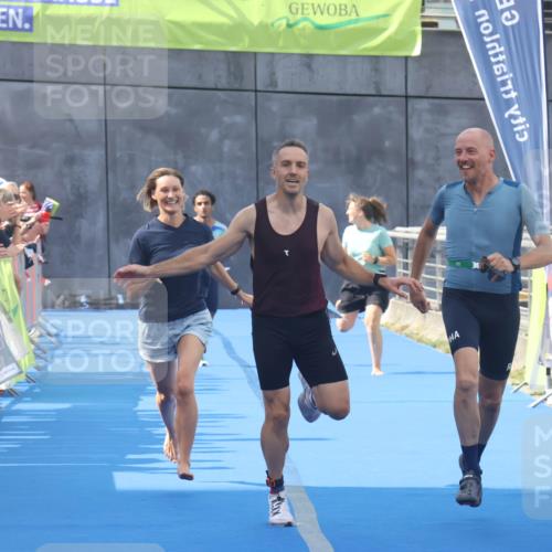 11.08.2024 - GEWOBA Citytriathlon Bremen Lena Gebhardt http://msf.ph/oto/6786786 11.08.2024 11:11:40 Ziel 91, 92 meine-sportfotos.de