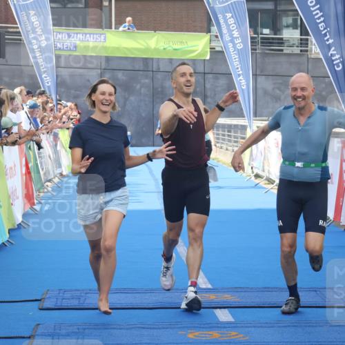 11.08.2024 - GEWOBA Citytriathlon Bremen Lena Gebhardt http://msf.ph/oto/6786806 11.08.2024 11:11:42 Ziel 91, 92 meine-sportfotos.de