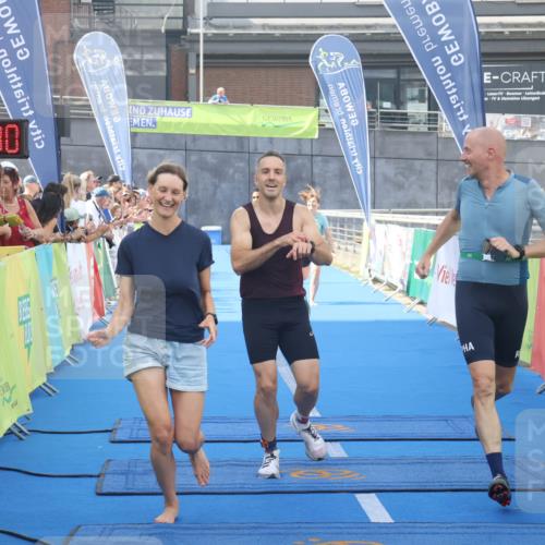 11.08.2024 - GEWOBA Citytriathlon Bremen Lena Gebhardt http://msf.ph/oto/6786811 11.08.2024 11:11:43 Ziel 91, 92 meine-sportfotos.de