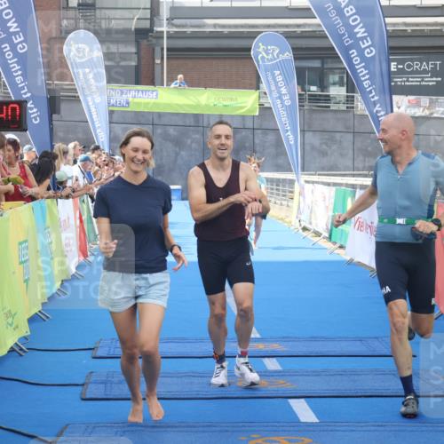 11.08.2024 - GEWOBA Citytriathlon Bremen Lena Gebhardt http://msf.ph/oto/6786813 11.08.2024 11:11:43 Ziel 91, 92 meine-sportfotos.de