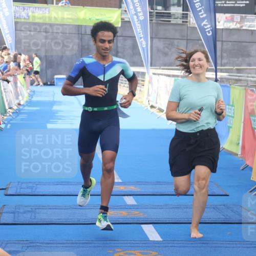 11.08.2024 - GEWOBA Citytriathlon Bremen Lena Gebhardt http://msf.ph/oto/6786823 11.08.2024 11:11:47 Ziel 91, 92 meine-sportfotos.de