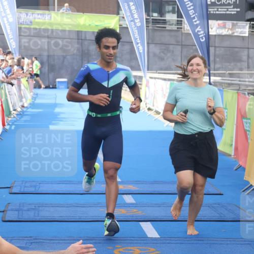 11.08.2024 - GEWOBA Citytriathlon Bremen Lena Gebhardt http://msf.ph/oto/6786824 11.08.2024 11:11:47 Ziel 91, 92 meine-sportfotos.de