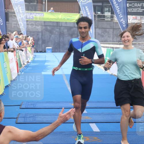 11.08.2024 - GEWOBA Citytriathlon Bremen Lena Gebhardt http://msf.ph/oto/6786826 11.08.2024 11:11:47 Ziel 91, 92 meine-sportfotos.de