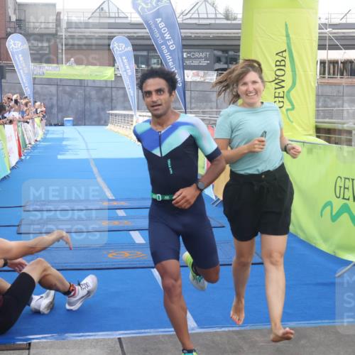 11.08.2024 - GEWOBA Citytriathlon Bremen Lena Gebhardt http://msf.ph/oto/6786840 11.08.2024 11:11:48 Ziel 91, 92 meine-sportfotos.de