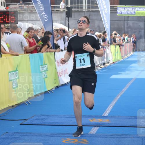 11.08.2024 - GEWOBA Citytriathlon Bremen Lena Gebhardt http://msf.ph/oto/6786849 11.08.2024 11:12:09 Ziel 11 meine-sportfotos.de