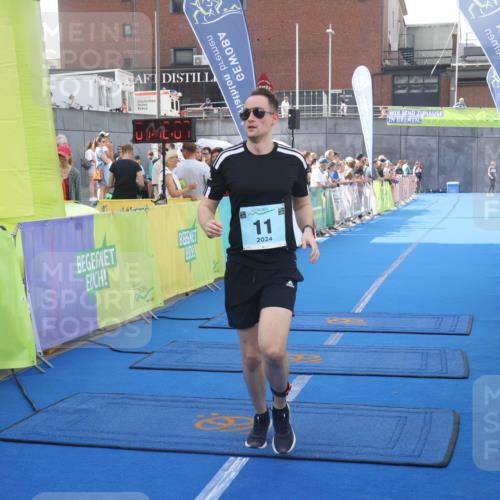 11.08.2024 - GEWOBA Citytriathlon Bremen Lena Gebhardt http://msf.ph/oto/6786860 11.08.2024 11:12:10 Ziel 11 meine-sportfotos.de