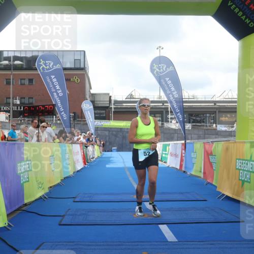 11.08.2024 - GEWOBA Citytriathlon Bremen Lena Gebhardt http://msf.ph/oto/6787004 11.08.2024 11:13:32 Ziel 52 meine-sportfotos.de