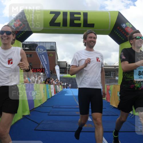 11.08.2024 - GEWOBA Citytriathlon Bremen Lena Gebhardt http://msf.ph/oto/6787159 11.08.2024 11:14:24 Ziel 27, 78, 84 meine-sportfotos.de
