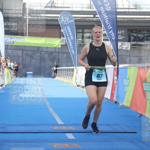 11.08.2024 - GEWOBA Citytriathlon Bremen Lena Gebhardt http://msf.ph/oto/6787365 11.08.2024 11:15:46 Ziel 87, 114 meine-sportfotos.de