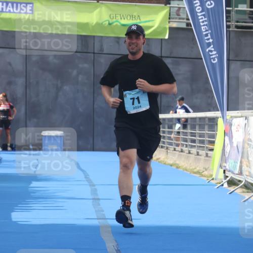 11.08.2024 - GEWOBA Citytriathlon Bremen Lena Gebhardt http://msf.ph/oto/6787403 11.08.2024 11:15:56 Ziel 71 meine-sportfotos.de