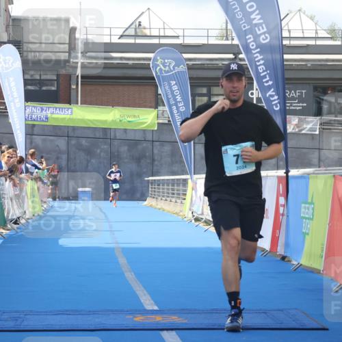 11.08.2024 - GEWOBA Citytriathlon Bremen Lena Gebhardt http://msf.ph/oto/6787417 11.08.2024 11:15:58 Ziel 15, 71, 96 meine-sportfotos.de