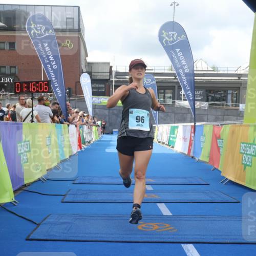 11.08.2024 - GEWOBA Citytriathlon Bremen Lena Gebhardt http://msf.ph/oto/6787486 11.08.2024 11:16:09 Ziel 15, 96 meine-sportfotos.de