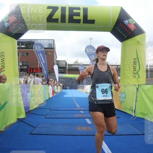 11.08.2024 - GEWOBA Citytriathlon Bremen Lena Gebhardt http://msf.ph/oto/6787491 11.08.2024 11:16:09 Ziel 15, 96 meine-sportfotos.de