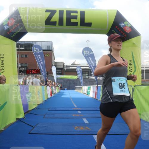 11.08.2024 - GEWOBA Citytriathlon Bremen Lena Gebhardt http://msf.ph/oto/6787493 11.08.2024 11:16:10 Ziel 15, 96 meine-sportfotos.de