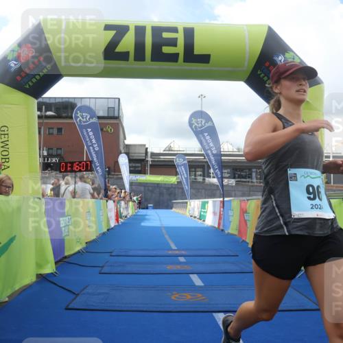 11.08.2024 - GEWOBA Citytriathlon Bremen Lena Gebhardt http://msf.ph/oto/6787494 11.08.2024 11:16:10 Ziel 15, 96 meine-sportfotos.de