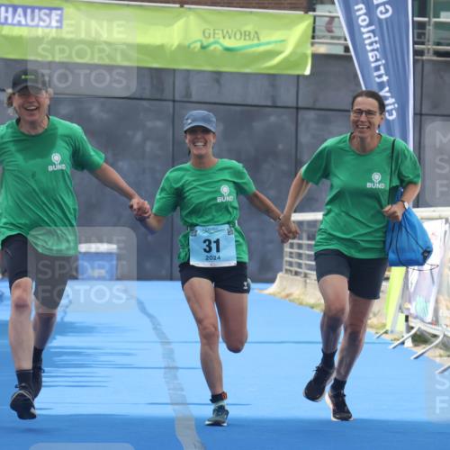 11.08.2024 - GEWOBA Citytriathlon Bremen Lena Gebhardt http://msf.ph/oto/6787504 11.08.2024 11:16:26 Ziel 31 meine-sportfotos.de