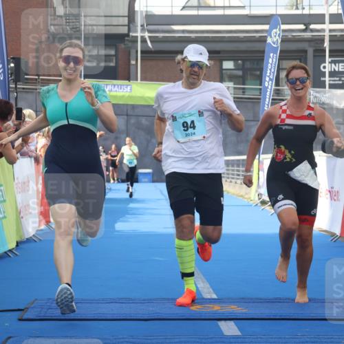 11.08.2024 - GEWOBA Citytriathlon Bremen Lena Gebhardt http://msf.ph/oto/6787606 11.08.2024 11:17:06 Ziel 29, 49, 94 meine-sportfotos.de