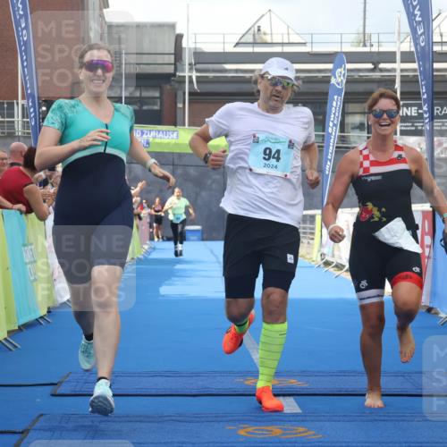 11.08.2024 - GEWOBA Citytriathlon Bremen Lena Gebhardt http://msf.ph/oto/6787609 11.08.2024 11:17:07 Ziel 29, 49, 94 meine-sportfotos.de