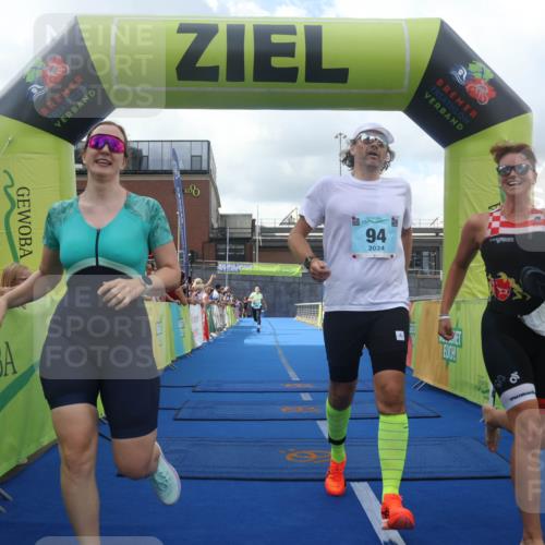 11.08.2024 - GEWOBA Citytriathlon Bremen Lena Gebhardt http://msf.ph/oto/6787620 11.08.2024 11:17:08 Ziel 29, 49, 94 meine-sportfotos.de