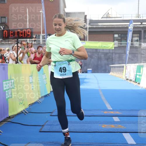 11.08.2024 - GEWOBA Citytriathlon Bremen Lena Gebhardt http://msf.ph/oto/6787644 11.08.2024 11:17:12 Ziel 49, 94 meine-sportfotos.de