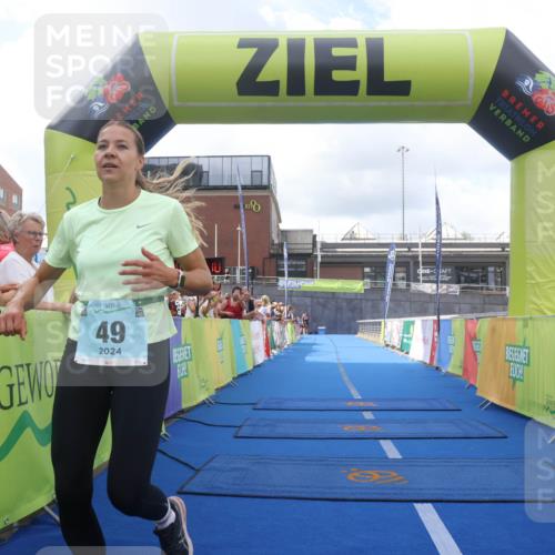 11.08.2024 - GEWOBA Citytriathlon Bremen Lena Gebhardt http://msf.ph/oto/6787651 11.08.2024 11:17:13 Ziel 49, 94 meine-sportfotos.de