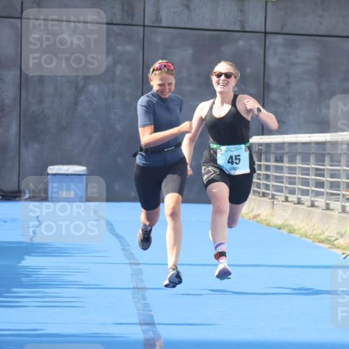 11.08.2024 - GEWOBA Citytriathlon Bremen Lena Gebhardt http://msf.ph/oto/6787658 11.08.2024 11:17:23 Ziel 45 meine-sportfotos.de
