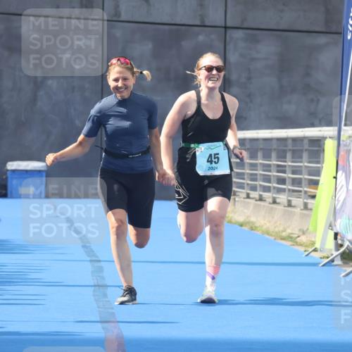 11.08.2024 - GEWOBA Citytriathlon Bremen Lena Gebhardt http://msf.ph/oto/6787659 11.08.2024 11:17:23 Ziel 45 meine-sportfotos.de