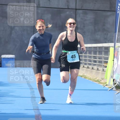 11.08.2024 - GEWOBA Citytriathlon Bremen Lena Gebhardt http://msf.ph/oto/6787661 11.08.2024 11:17:23 Ziel 45 meine-sportfotos.de