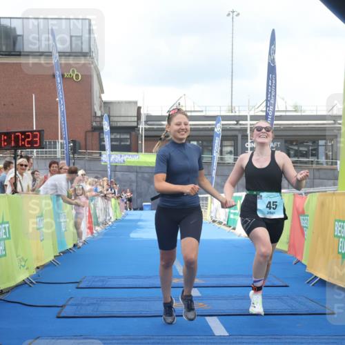 11.08.2024 - GEWOBA Citytriathlon Bremen Lena Gebhardt http://msf.ph/oto/6787688 11.08.2024 11:17:26 Ziel 45 meine-sportfotos.de
