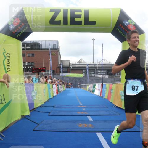 11.08.2024 - GEWOBA Citytriathlon Bremen Lena Gebhardt http://msf.ph/oto/6787759 11.08.2024 11:18:01 Ziel 34, 97, 99, 104 meine-sportfotos.de