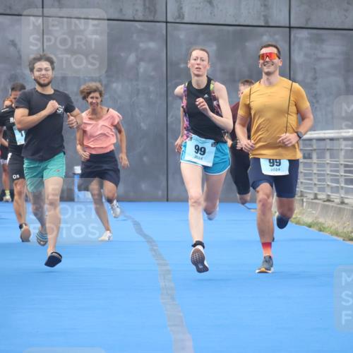 11.08.2024 - GEWOBA Citytriathlon Bremen Lena Gebhardt http://msf.ph/oto/6787764 11.08.2024 11:18:06 Ziel 97, 99, 104 meine-sportfotos.de