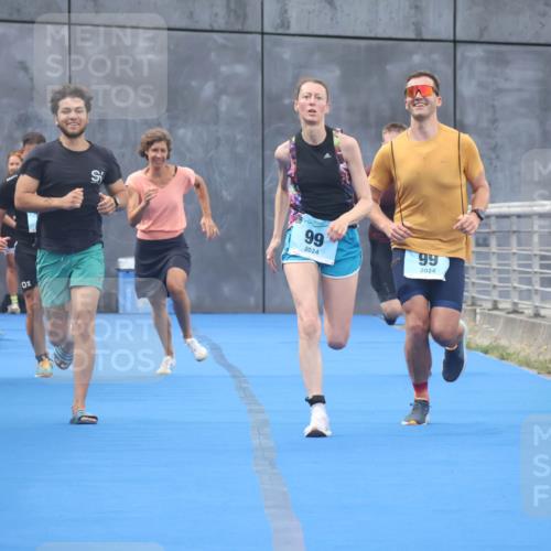 11.08.2024 - GEWOBA Citytriathlon Bremen Lena Gebhardt http://msf.ph/oto/6787766 11.08.2024 11:18:06 Ziel 97, 99, 104 meine-sportfotos.de