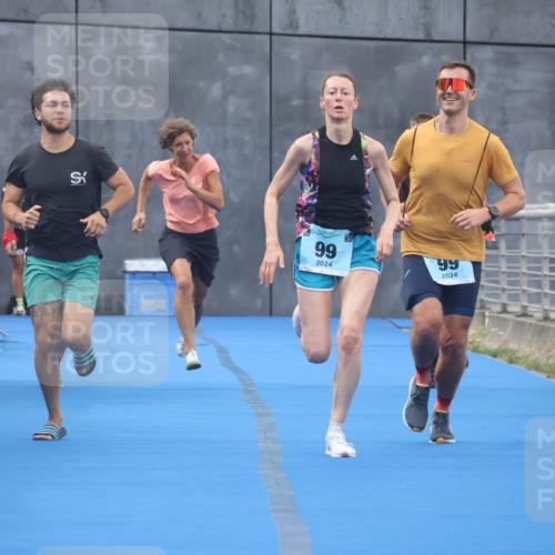 11.08.2024 - GEWOBA Citytriathlon Bremen Lena Gebhardt http://msf.ph/oto/6787767 11.08.2024 11:18:07 Ziel 97, 99, 104 meine-sportfotos.de