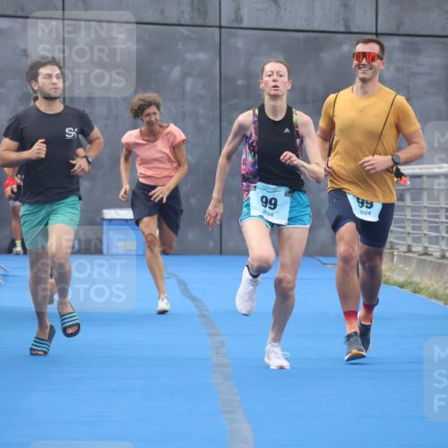 11.08.2024 - GEWOBA Citytriathlon Bremen Lena Gebhardt http://msf.ph/oto/6787769 11.08.2024 11:18:07 Ziel 97, 99, 104 meine-sportfotos.de
