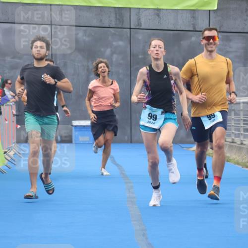 11.08.2024 - GEWOBA Citytriathlon Bremen Lena Gebhardt http://msf.ph/oto/6787771 11.08.2024 11:18:07 Ziel 97, 99, 104 meine-sportfotos.de