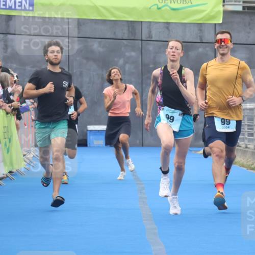 11.08.2024 - GEWOBA Citytriathlon Bremen Lena Gebhardt http://msf.ph/oto/6787772 11.08.2024 11:18:07 Ziel 97, 99, 104 meine-sportfotos.de
