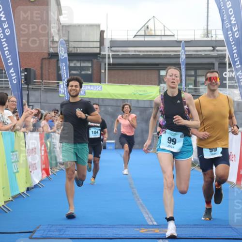 11.08.2024 - GEWOBA Citytriathlon Bremen Lena Gebhardt http://msf.ph/oto/6787790 11.08.2024 11:18:10 Ziel 35, 99, 104 meine-sportfotos.de