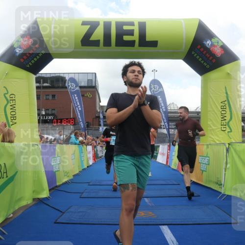 11.08.2024 - GEWOBA Citytriathlon Bremen Lena Gebhardt http://msf.ph/oto/6787814 11.08.2024 11:18:11 Ziel 35, 99, 104 meine-sportfotos.de