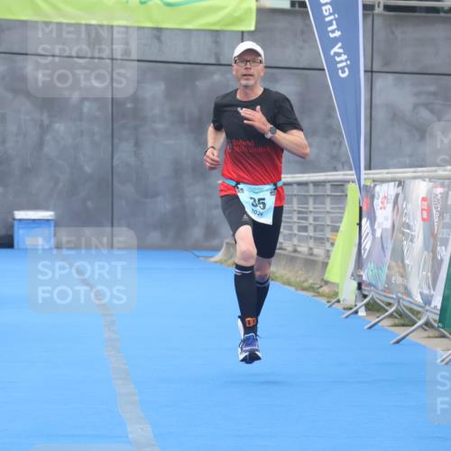 11.08.2024 - GEWOBA Citytriathlon Bremen Lena Gebhardt http://msf.ph/oto/6787834 11.08.2024 11:18:16 Ziel 35, 99, 104 meine-sportfotos.de