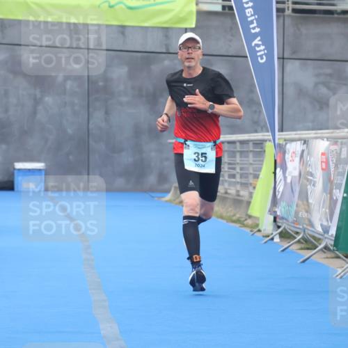 11.08.2024 - GEWOBA Citytriathlon Bremen Lena Gebhardt http://msf.ph/oto/6787836 11.08.2024 11:18:16 Ziel 35, 99, 104 meine-sportfotos.de