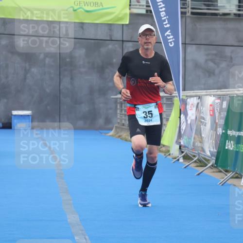 11.08.2024 - GEWOBA Citytriathlon Bremen Lena Gebhardt http://msf.ph/oto/6787838 11.08.2024 11:18:17 Ziel 35, 99, 104 meine-sportfotos.de