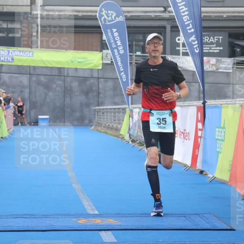 11.08.2024 - GEWOBA Citytriathlon Bremen Lena Gebhardt http://msf.ph/oto/6787847 11.08.2024 11:18:18 Ziel 35, 99, 104 meine-sportfotos.de