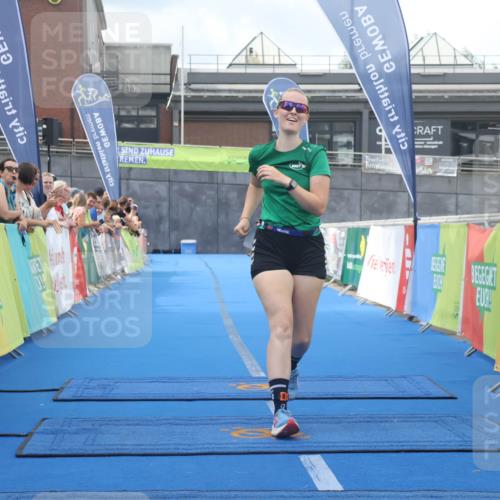 11.08.2024 - GEWOBA Citytriathlon Bremen Lena Gebhardt http://msf.ph/oto/6788151 11.08.2024 11:20:15 Ziel 4, 55, 56 meine-sportfotos.de